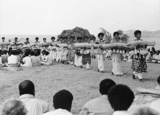 Presentation of Fijian mats and tapa cloths to Queen Elizabeth II during the 1953-54 royal tour, silver gelatin print, 16.5 x 22 cm (Alexander Turnbull Library, Wellington, New Zealand)