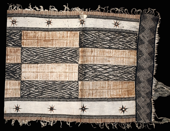 Tira de tela de corteza, Fiji, c. 1800-50, usada como tela de lomo, decorada con una combinación de pintura a mano libre, plantillas recortadas y colocándola sobre un bloque estampado y frotada con pigmento (The British Museum)