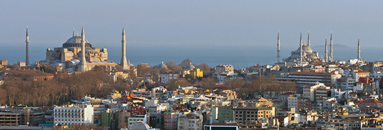 Hagia Sophia (left) and the Blue Mosque (right) (photo: Black.Dots., CC BY-NC-SA 2.0)